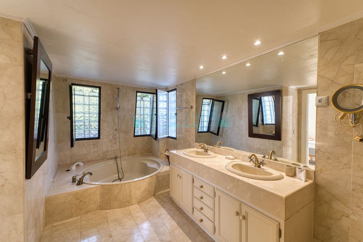 Villa for sale in Nueva Andalucia