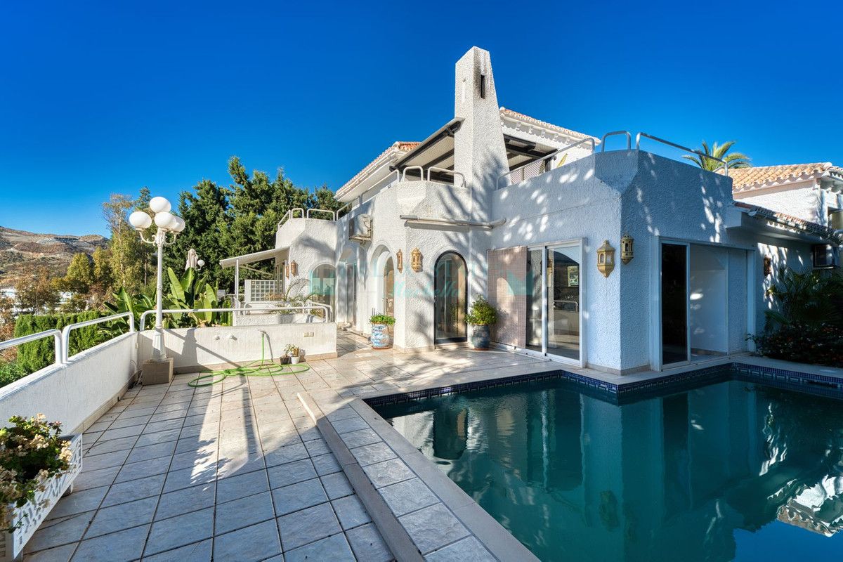 Villa for sale in Nueva Andalucia