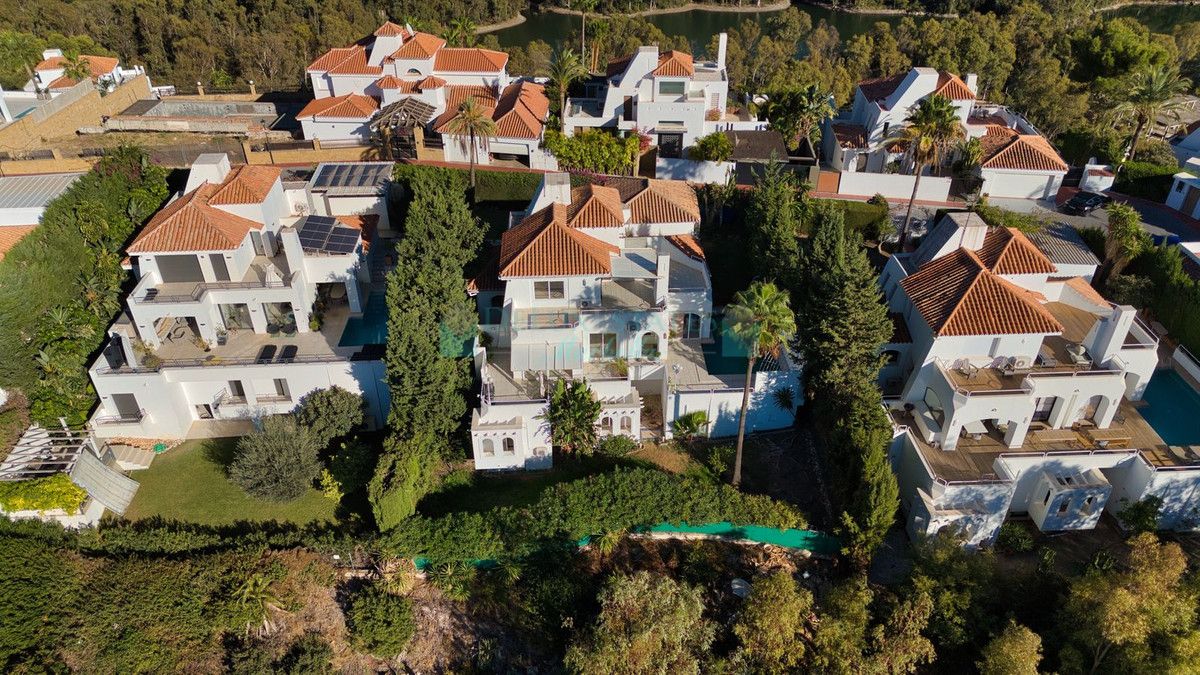 Villa for sale in Nueva Andalucia