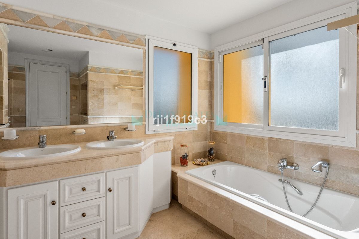 Apartamento en venta en Elviria, Marbella Este