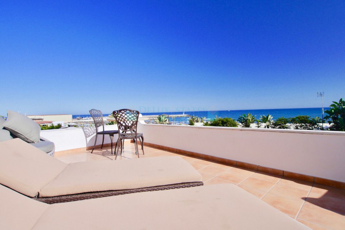 Penthouse for sale in Cabopino, Marbella East