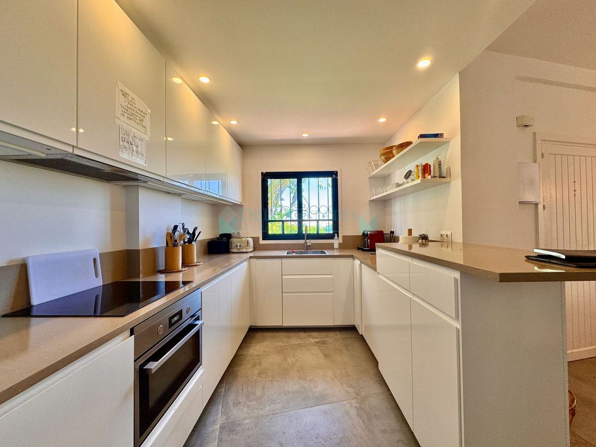 Penthouse for sale in Cabopino, Marbella East