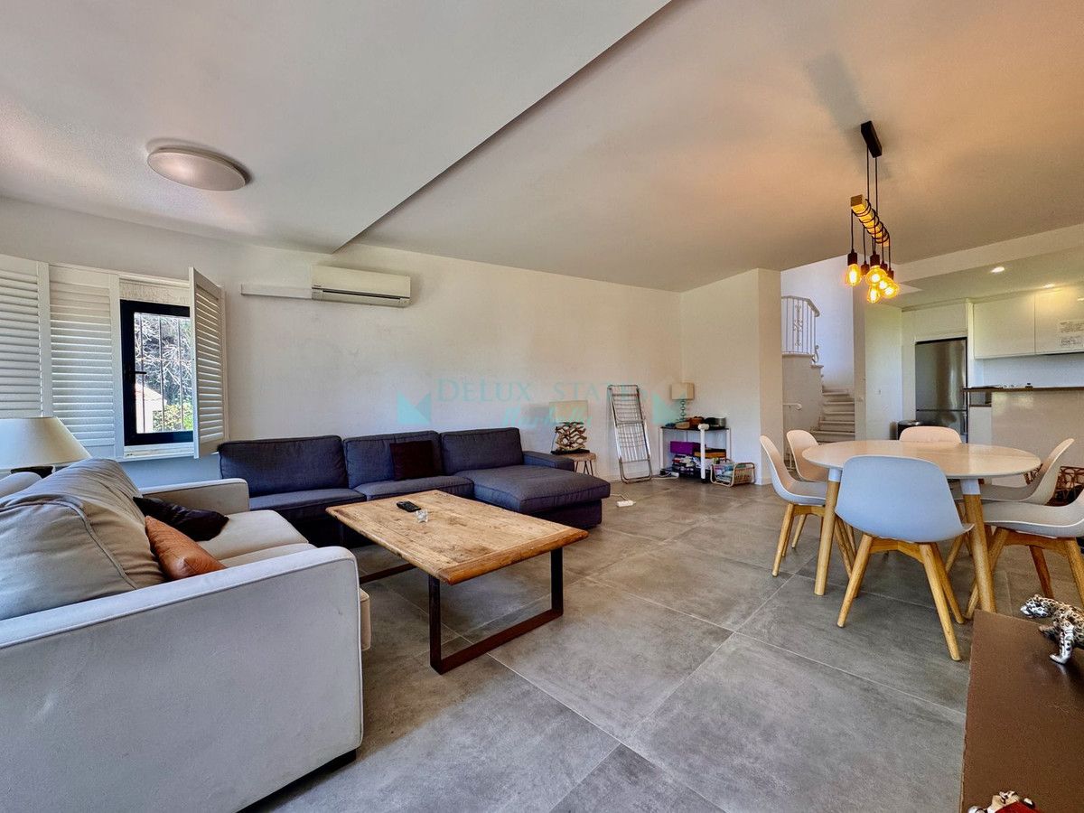 Penthouse for sale in Cabopino, Marbella East