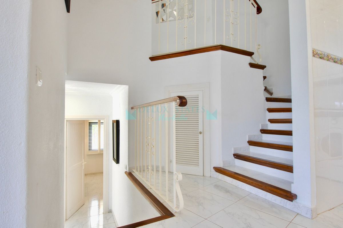 Penthouse for sale in Cabopino, Marbella East