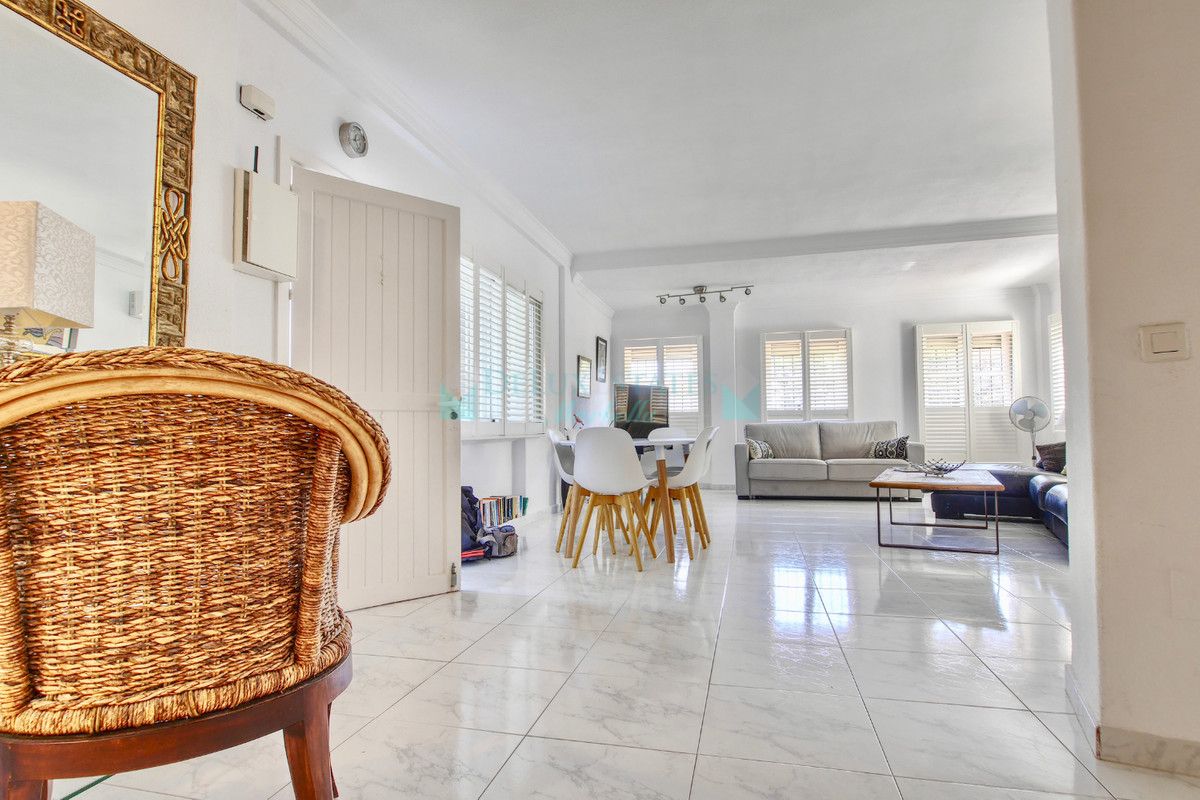 Penthouse for sale in Cabopino, Marbella East