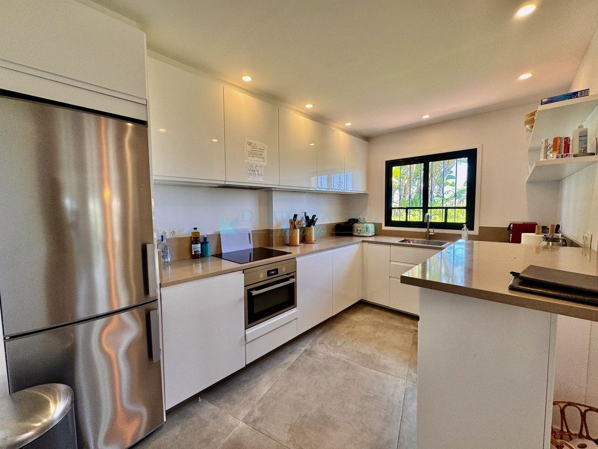 Penthouse for sale in Cabopino, Marbella East