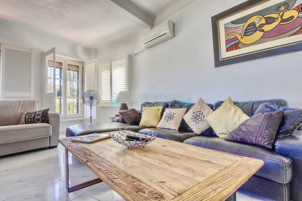 Penthouse for sale in Cabopino, Marbella East