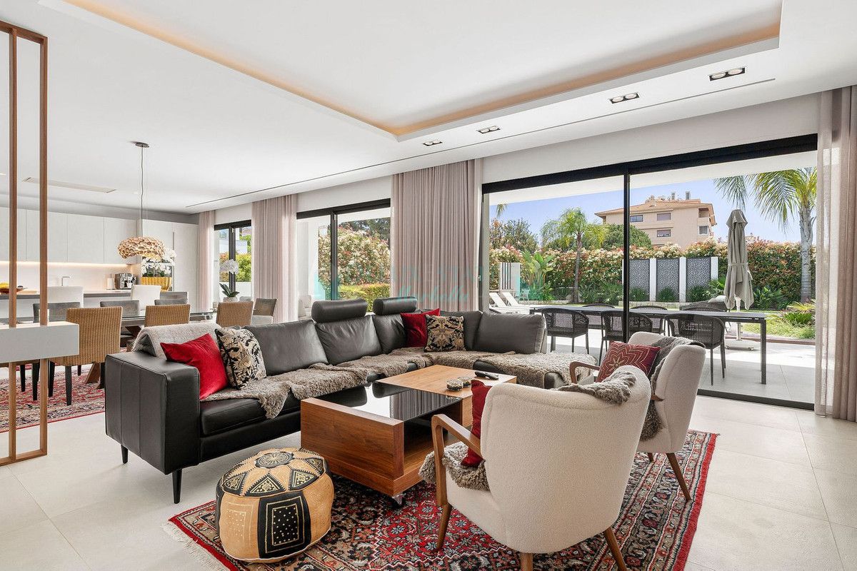 Villa for sale in Nueva Andalucia