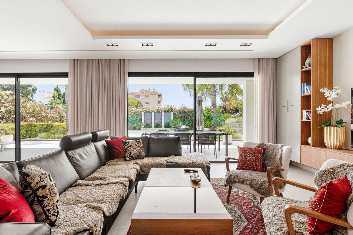 Villa for sale in Nueva Andalucia
