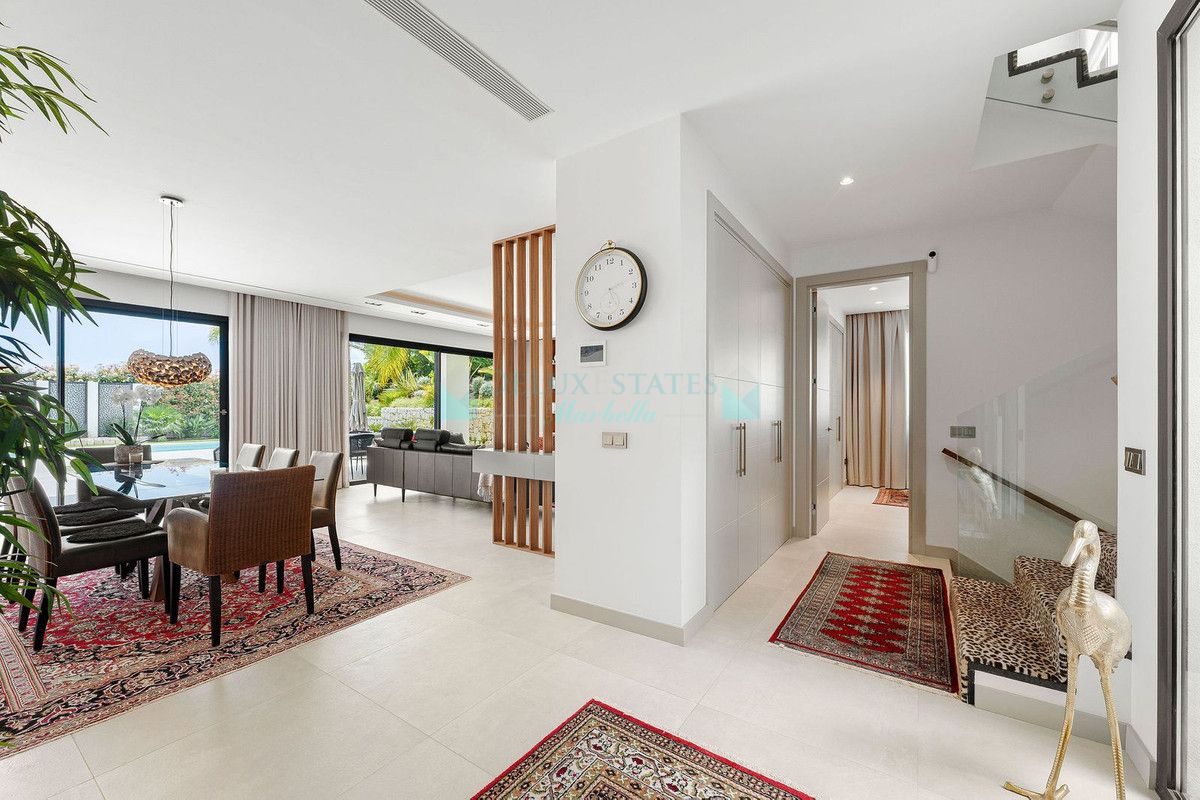 Villa for sale in Nueva Andalucia