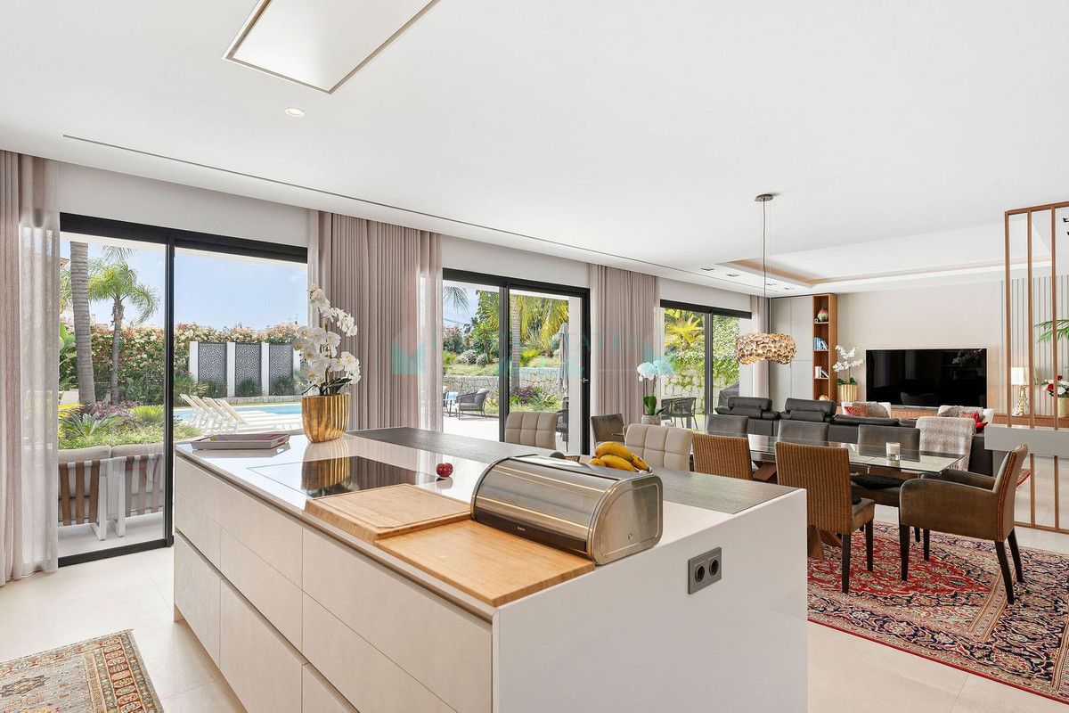 Villa for sale in Nueva Andalucia