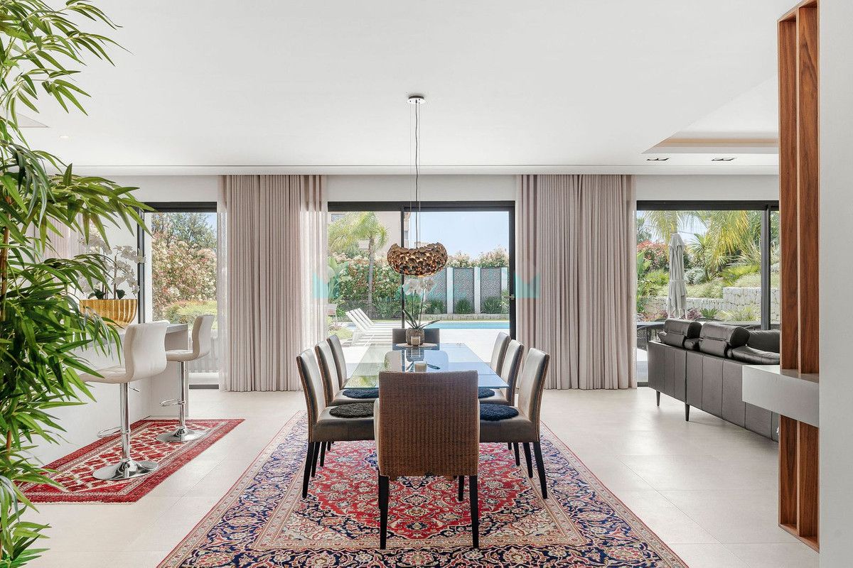 Villa for sale in Nueva Andalucia