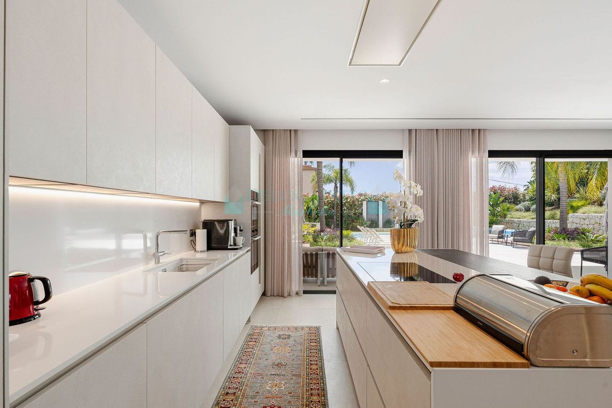 Villa for sale in Nueva Andalucia