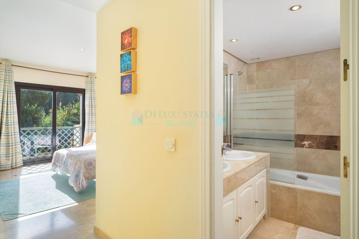 Apartment for sale in Rio Real, Marbella East