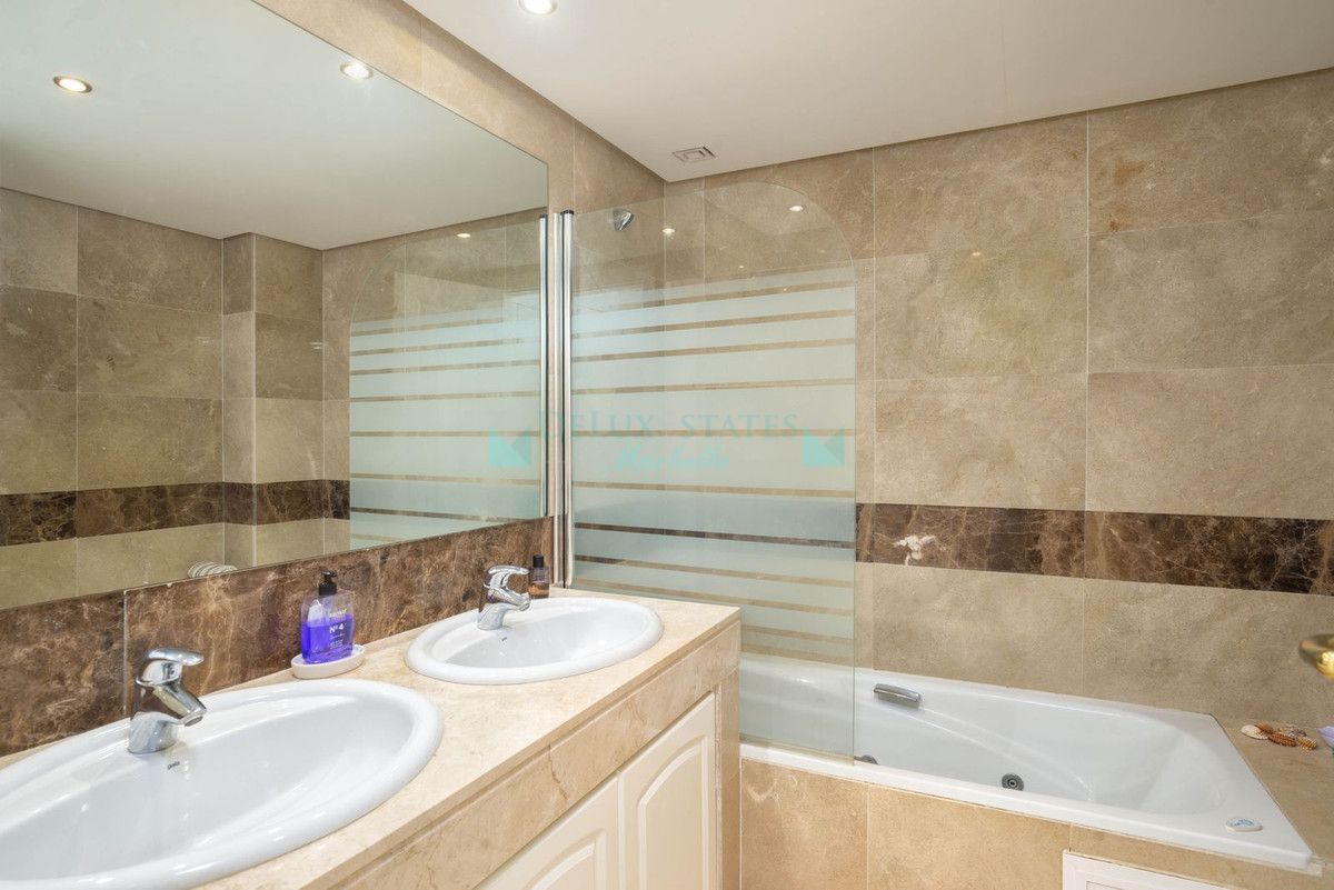 Apartment for sale in Rio Real, Marbella East