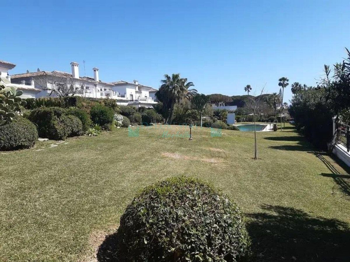Town House for sale in Cabopino, Marbella East