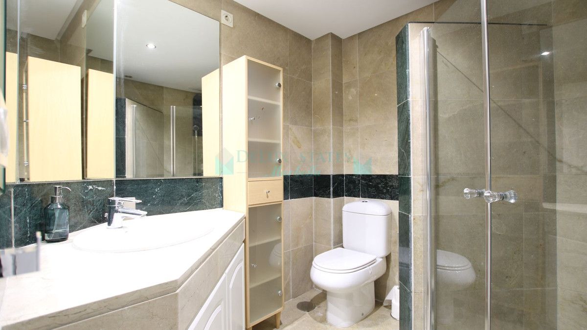 Apartment for rent in Rio Real, Marbella East