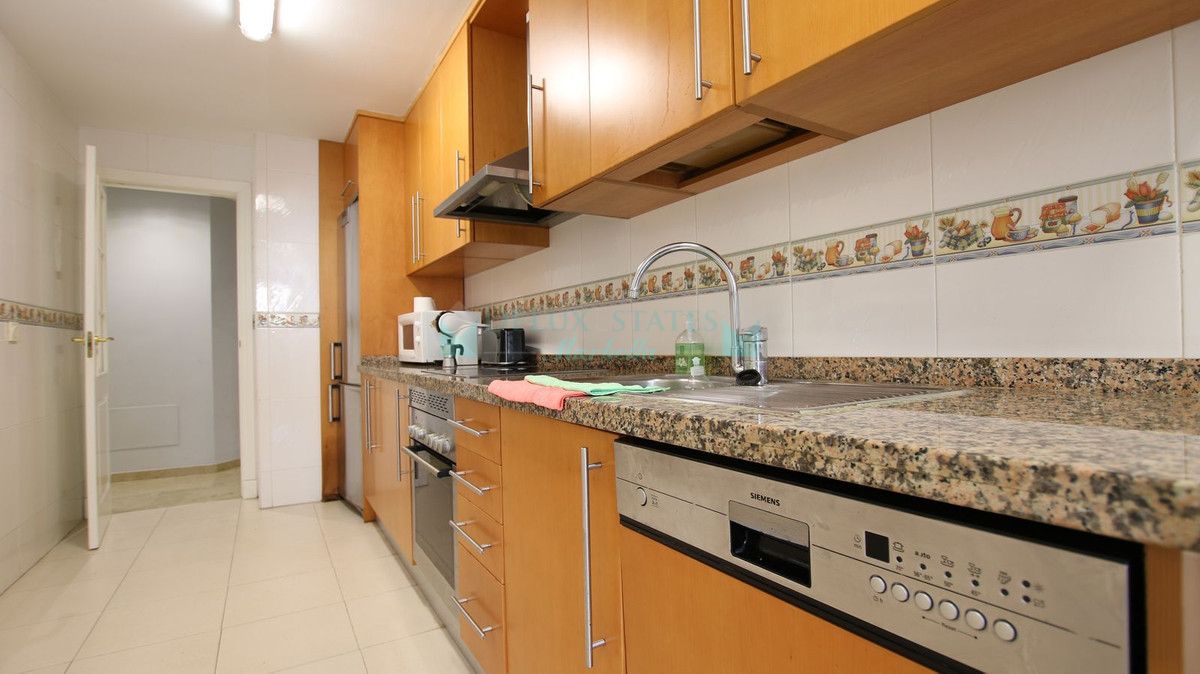 Apartment for rent in Rio Real, Marbella East