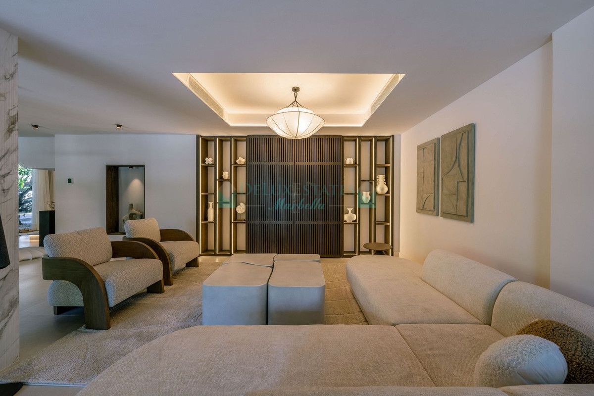 Villa for sale in Nueva Andalucia