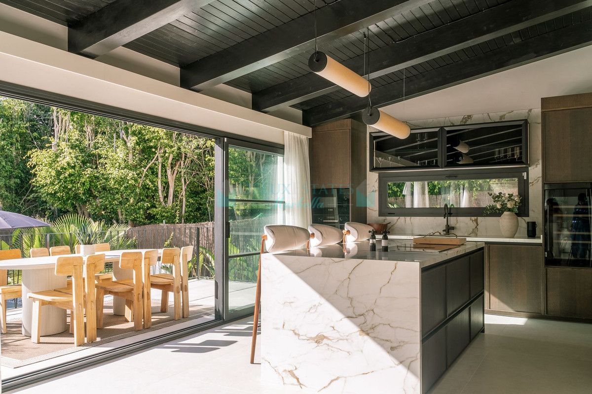 Villa for sale in Nueva Andalucia