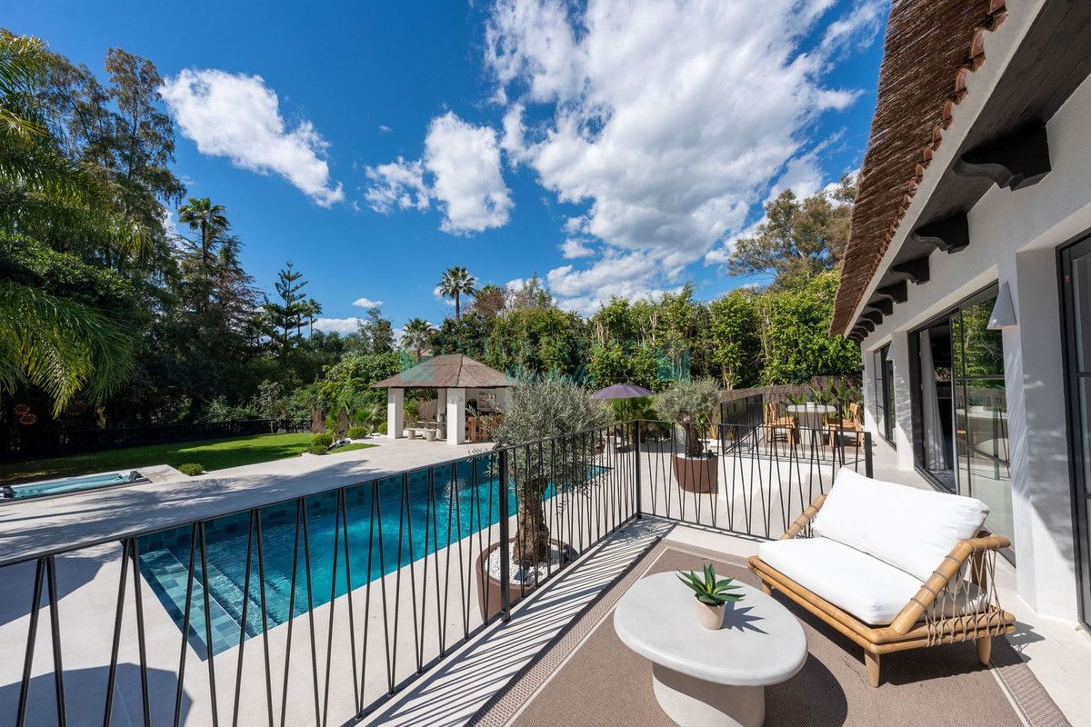 Villa for sale in Nueva Andalucia