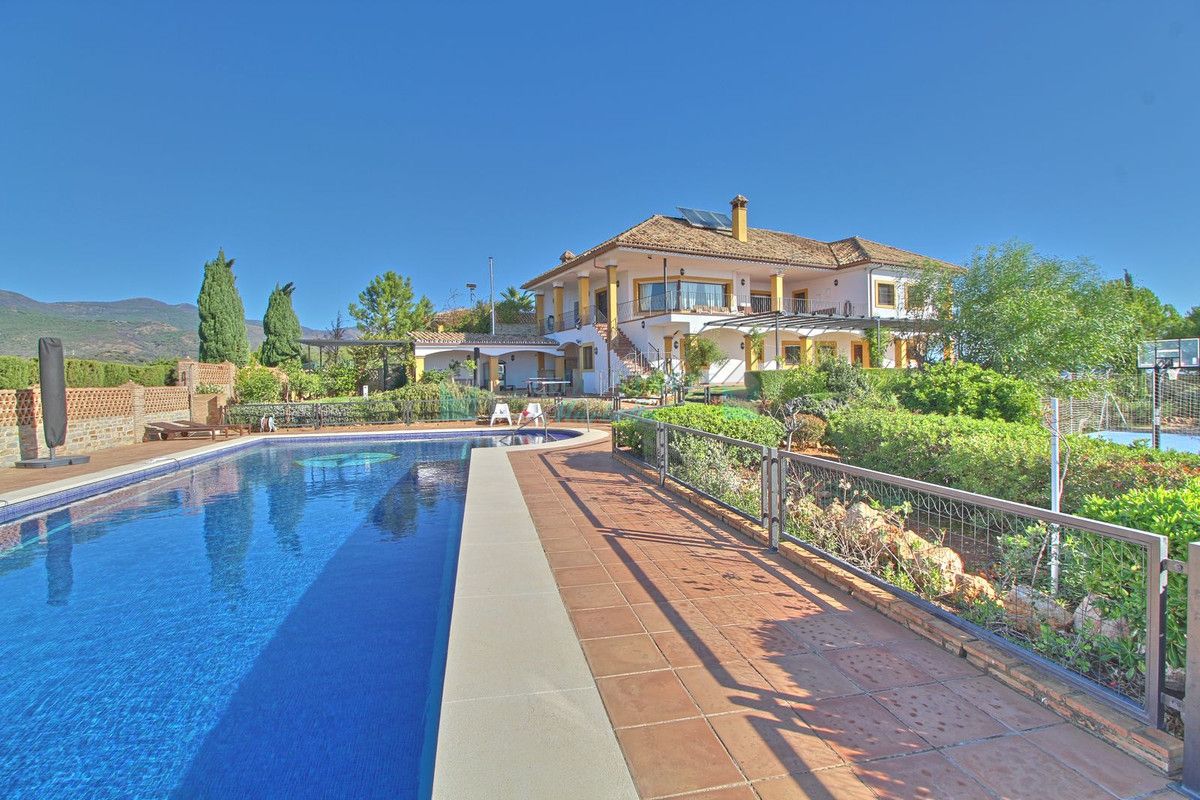 Finca for sale in Estepona