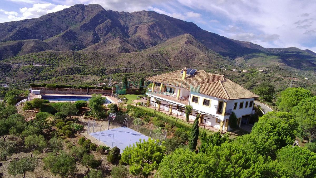Finca for sale in Estepona