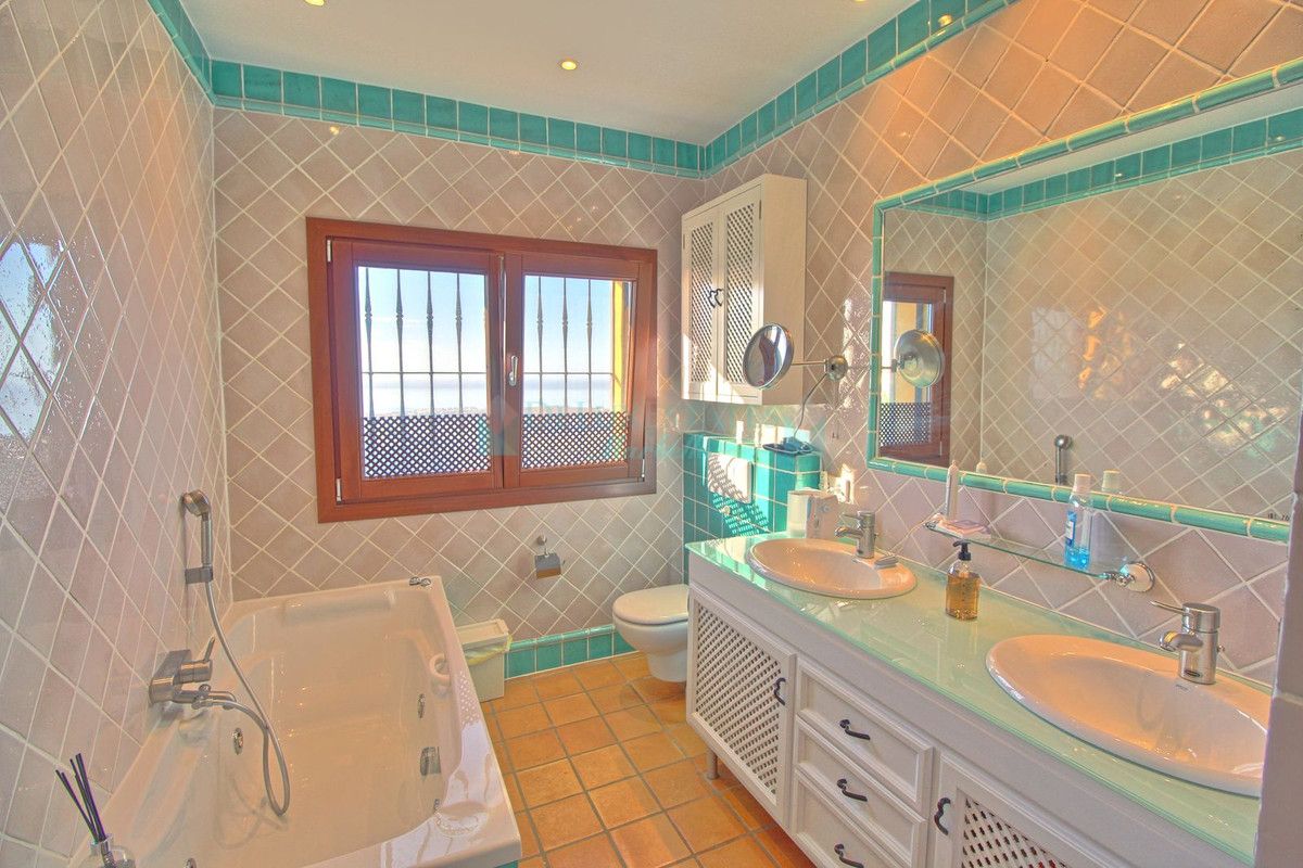 Finca for sale in Estepona