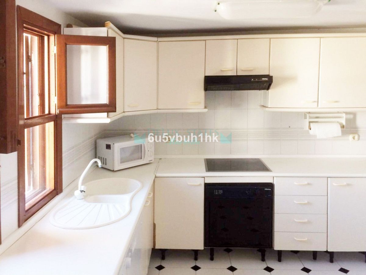 Town House for sale in Estepona