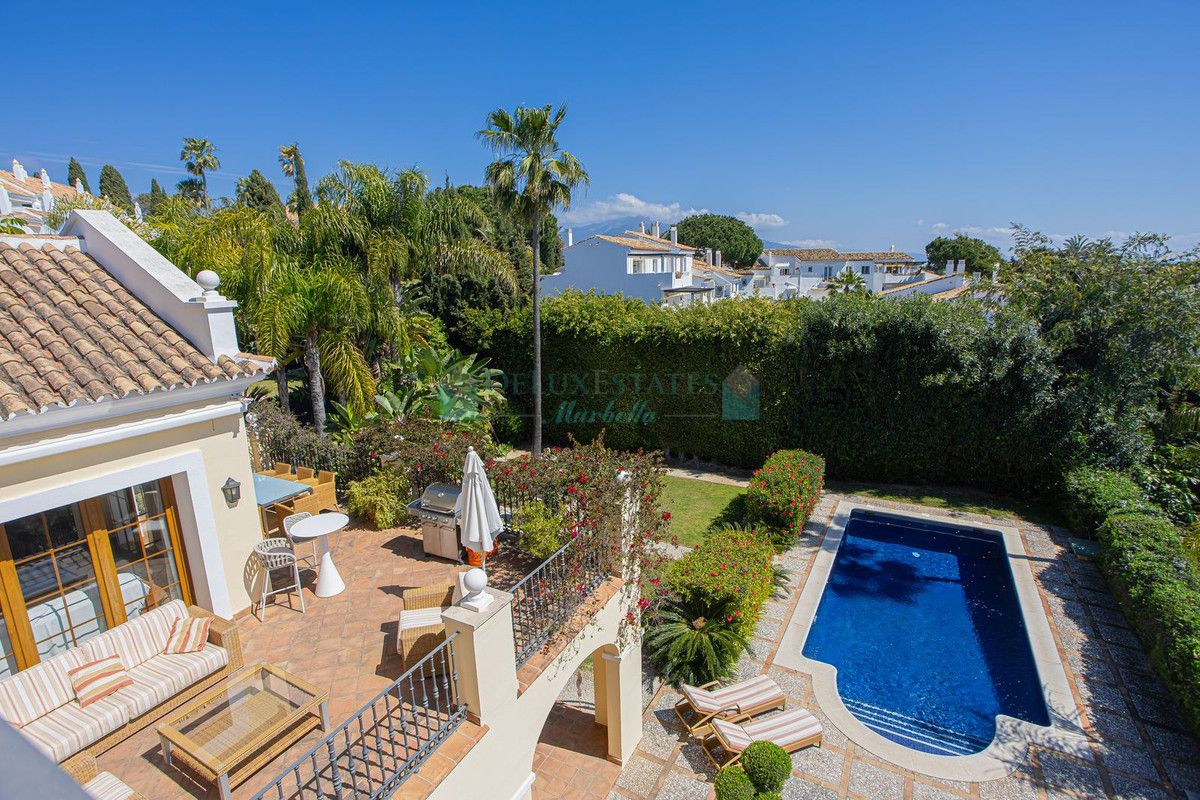Villa for sale in El Paraiso, Estepona