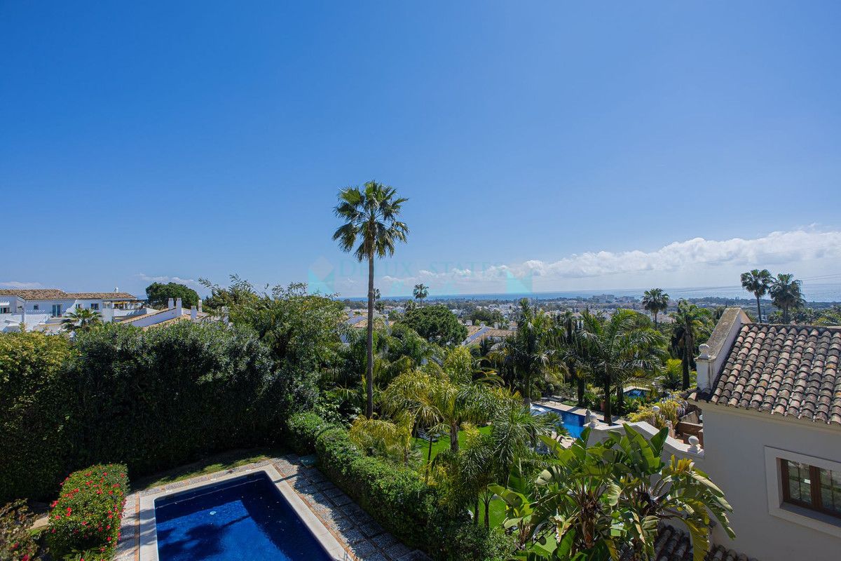 Villa for sale in El Paraiso, Estepona