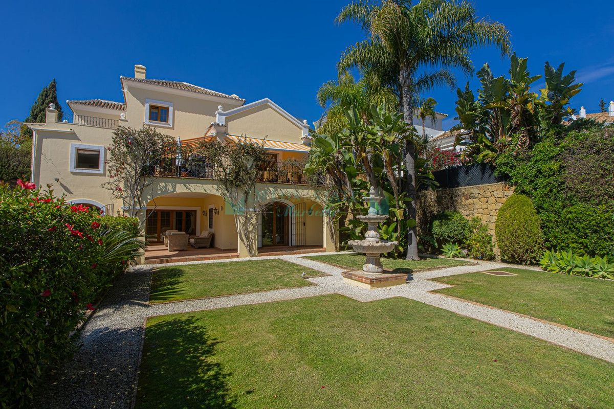 Villa for sale in El Paraiso, Estepona