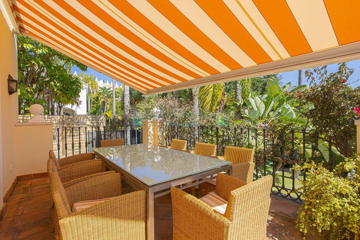 Villa for sale in El Paraiso, Estepona