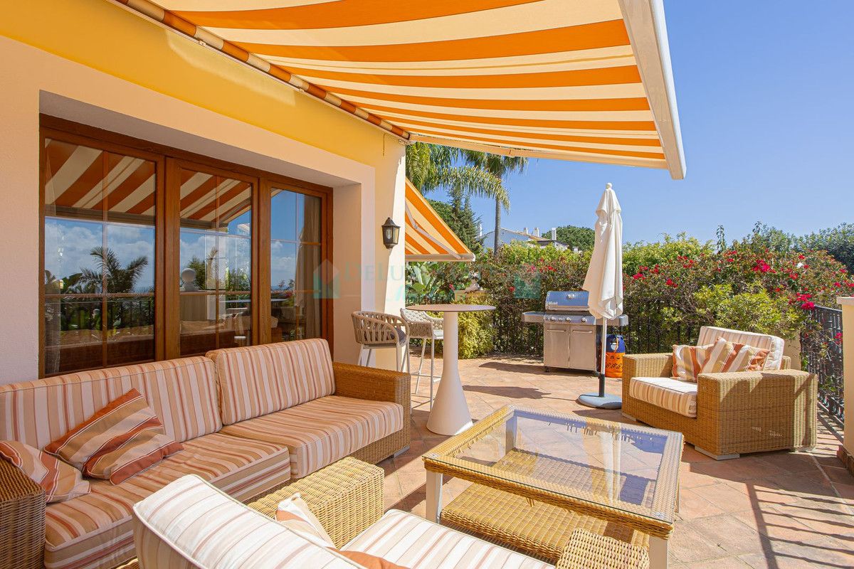 Villa for sale in El Paraiso, Estepona