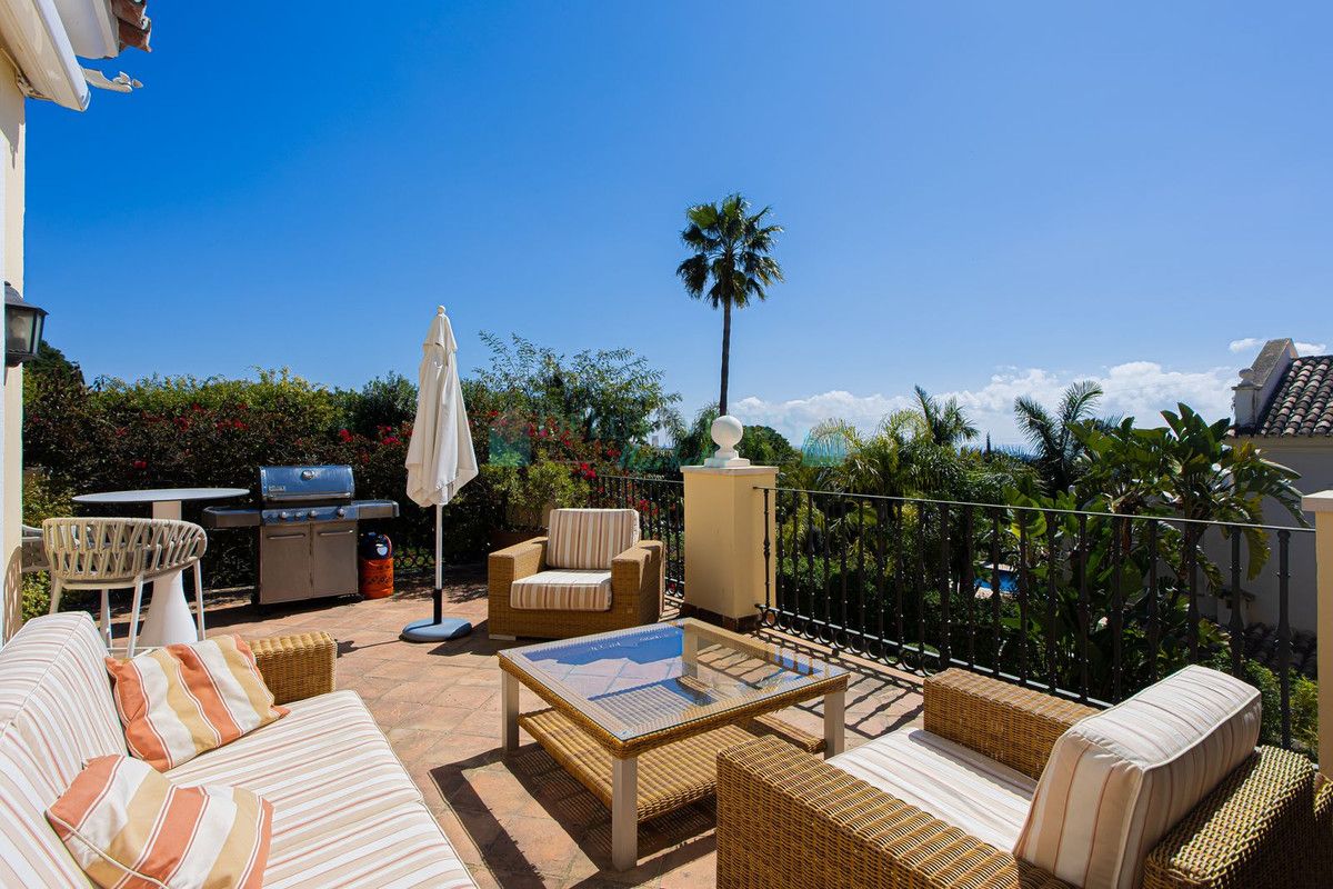 Villa for sale in El Paraiso, Estepona