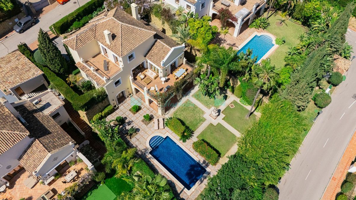 Villa for sale in El Paraiso, Estepona