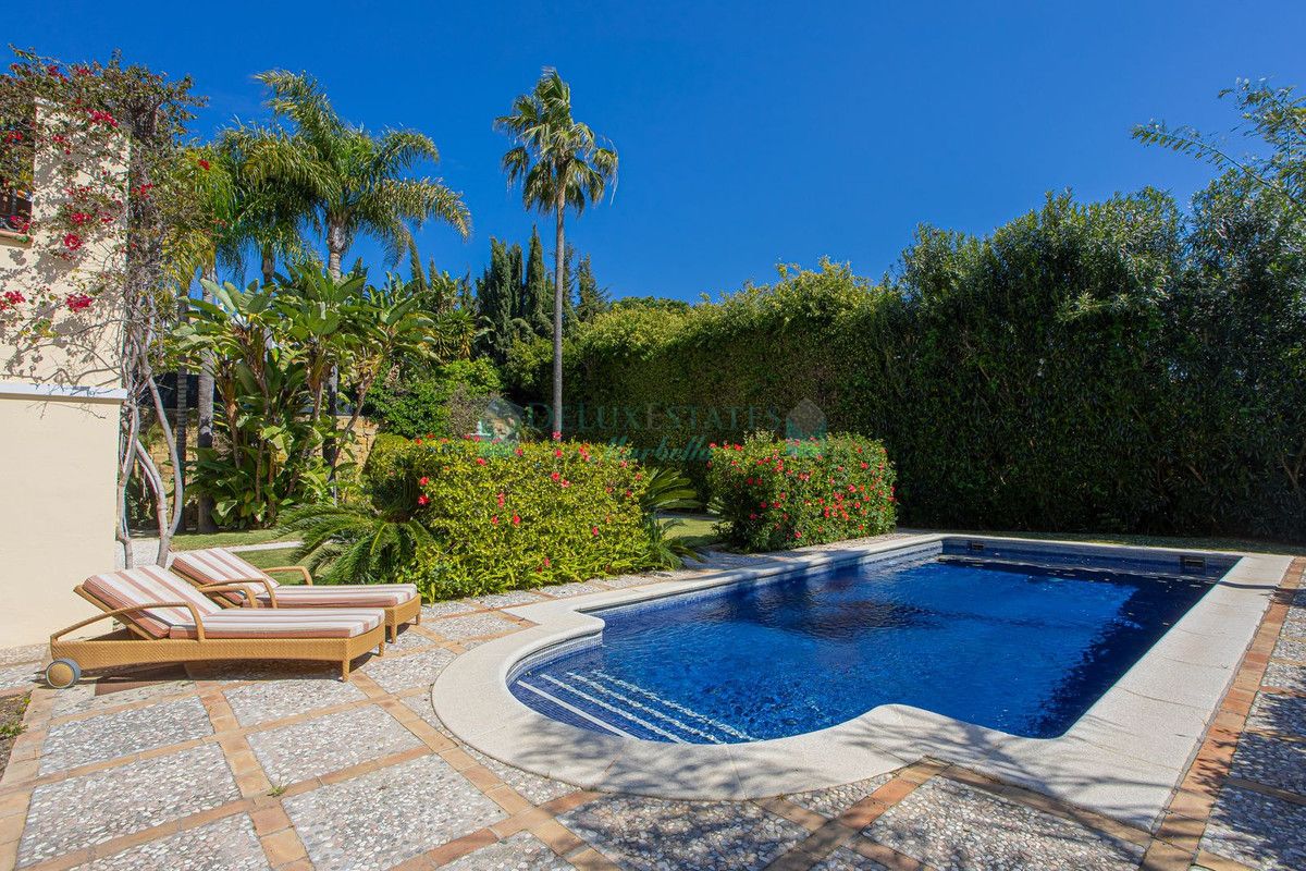 Villa for sale in El Paraiso, Estepona