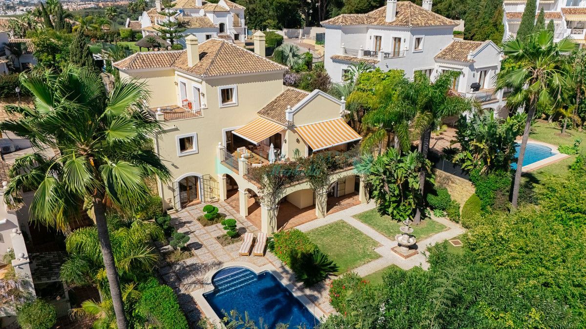 Villa for sale in El Paraiso, Estepona