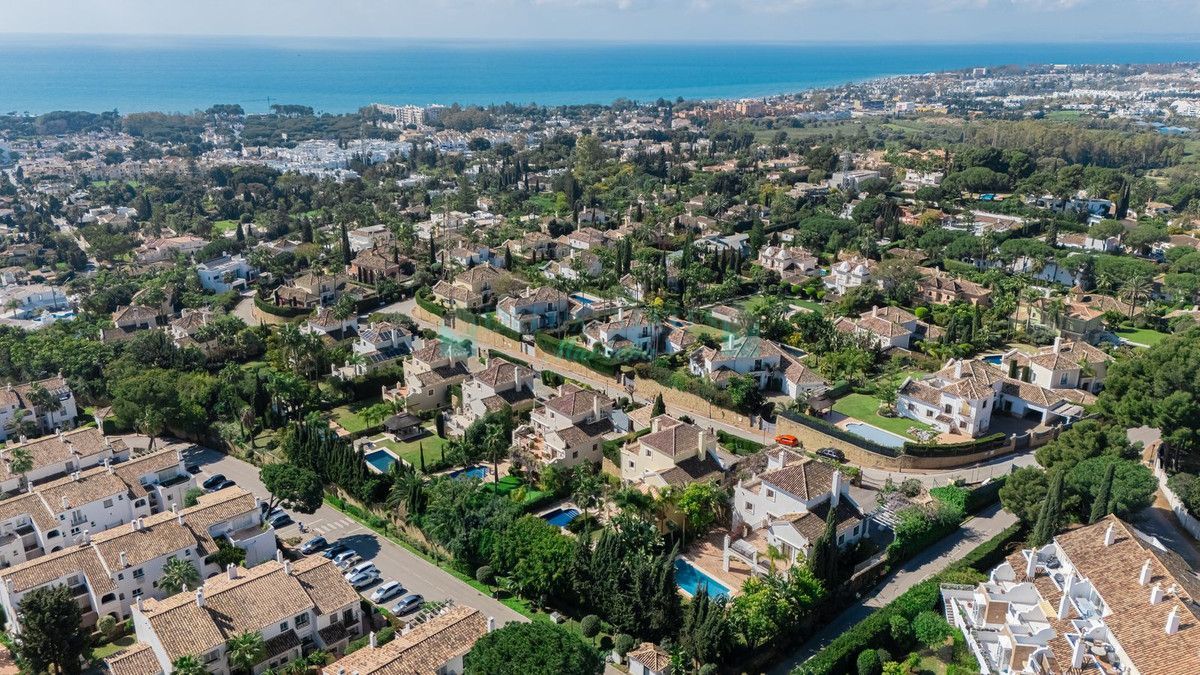 Villa for sale in El Paraiso, Estepona