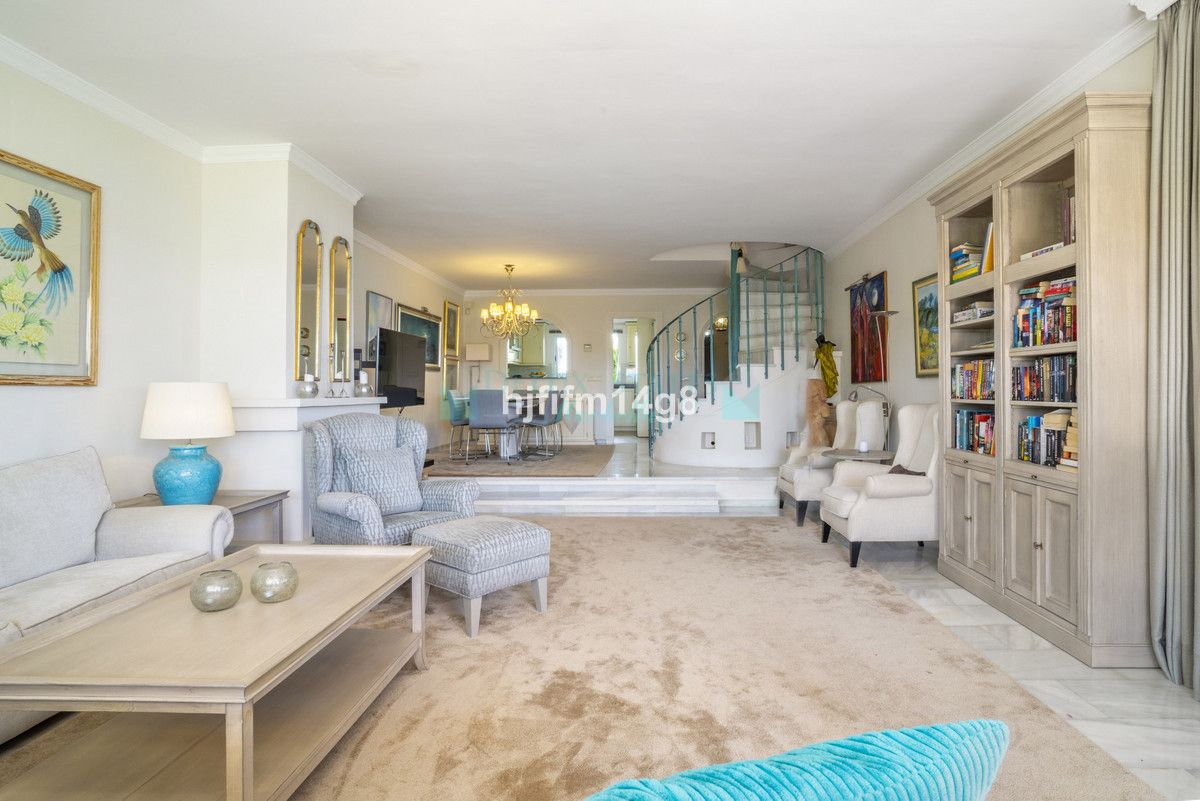 Town House for sale in Nueva Andalucia