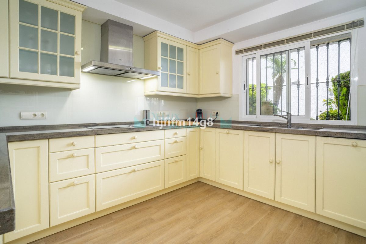 Town House for sale in Nueva Andalucia