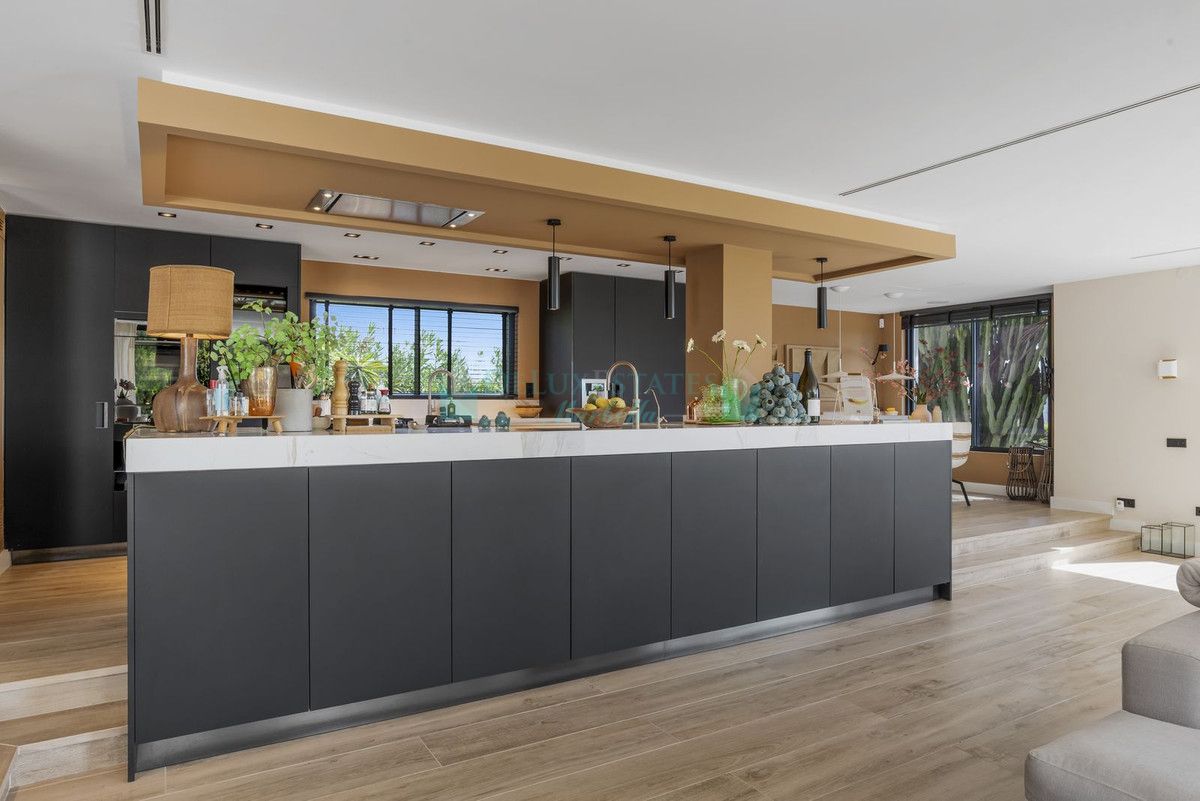 Villa en venta en El Rosario, Marbella Este