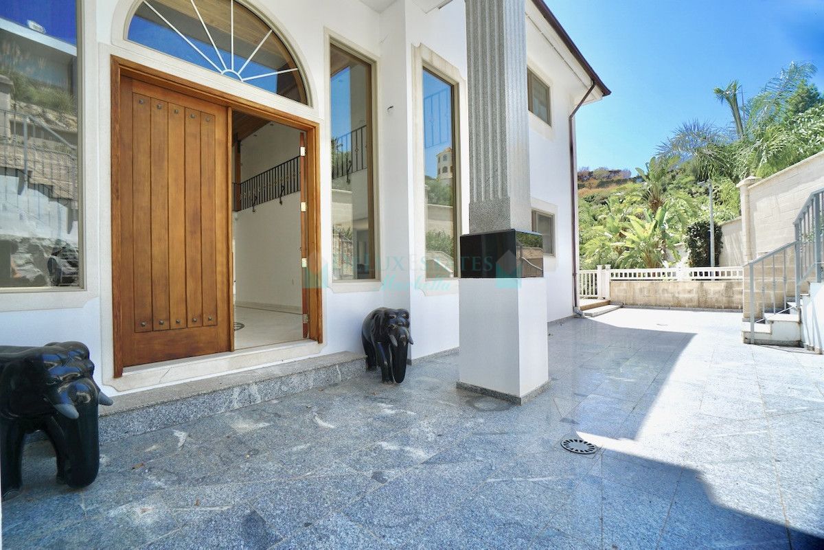 Villa for sale in Benahavis
