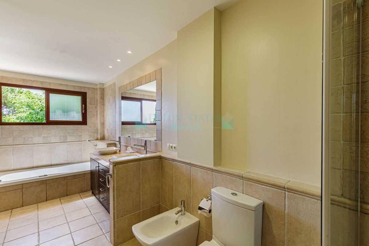 Villa for sale in Los Arqueros, Benahavis