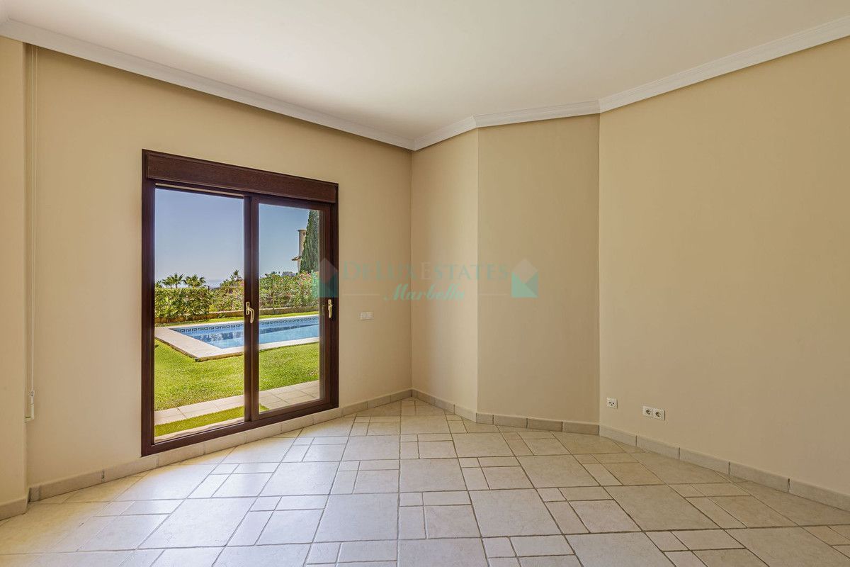 Villa for sale in Los Arqueros, Benahavis