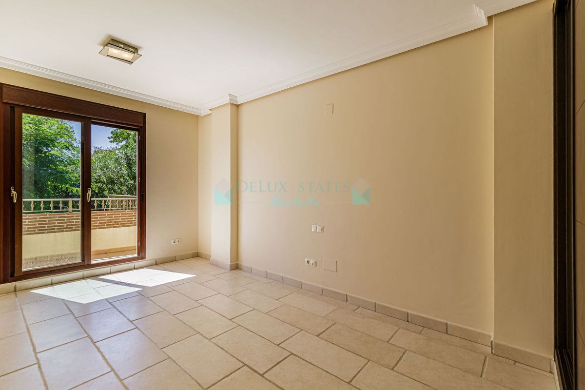 Villa for sale in Los Arqueros, Benahavis