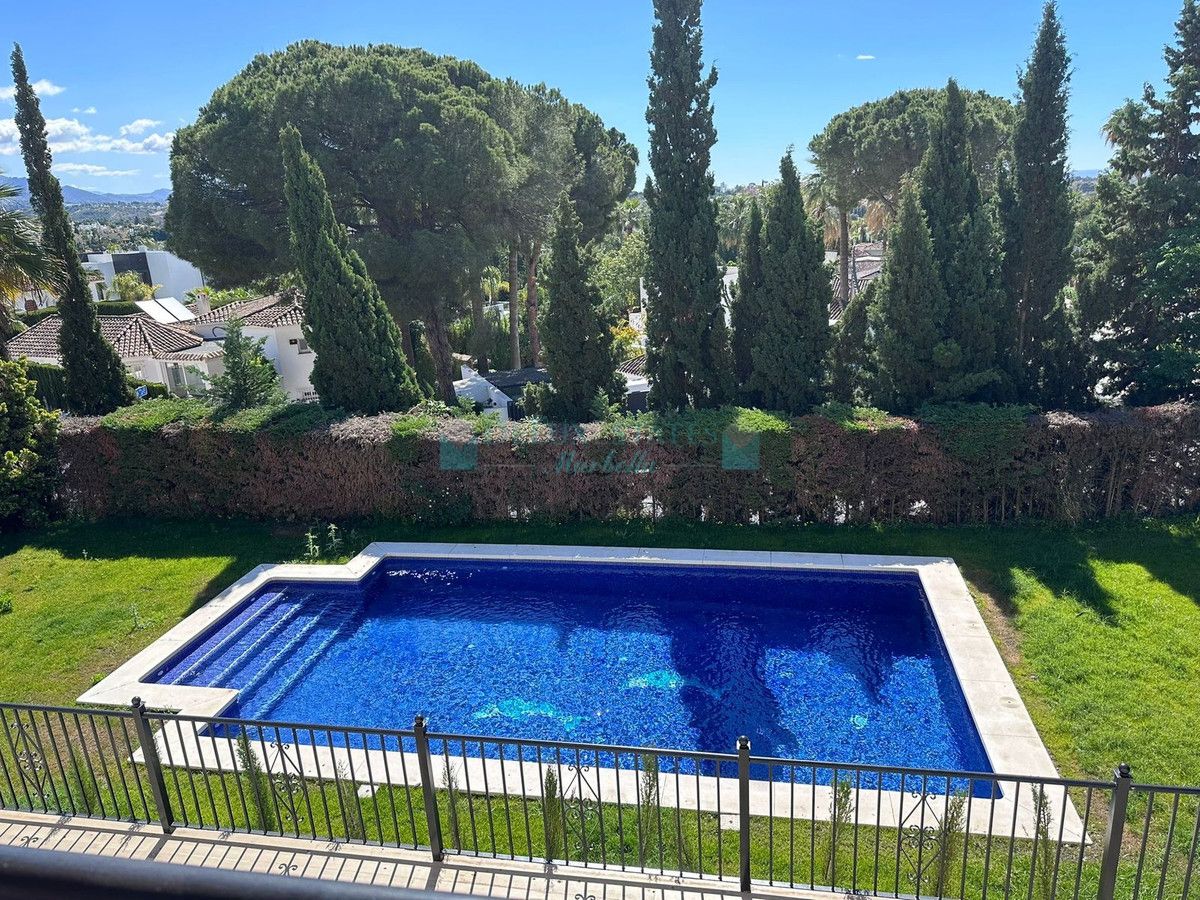 Villa for sale in Nueva Andalucia