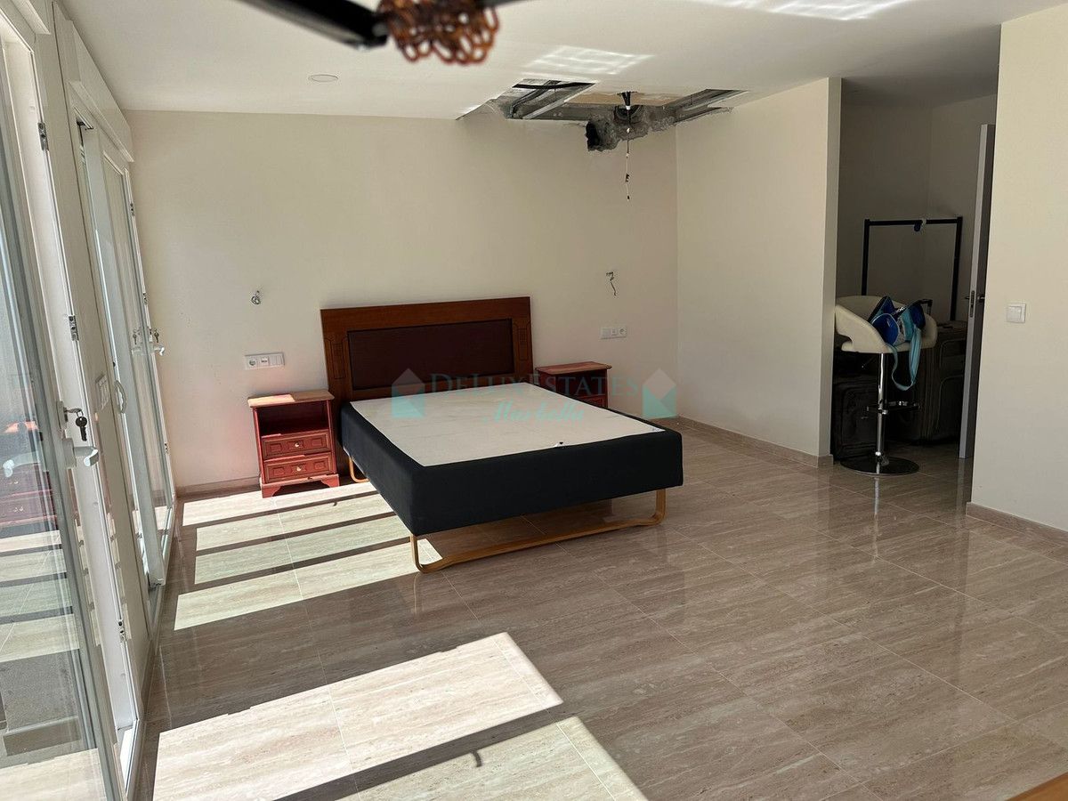 Villa for sale in Nueva Andalucia