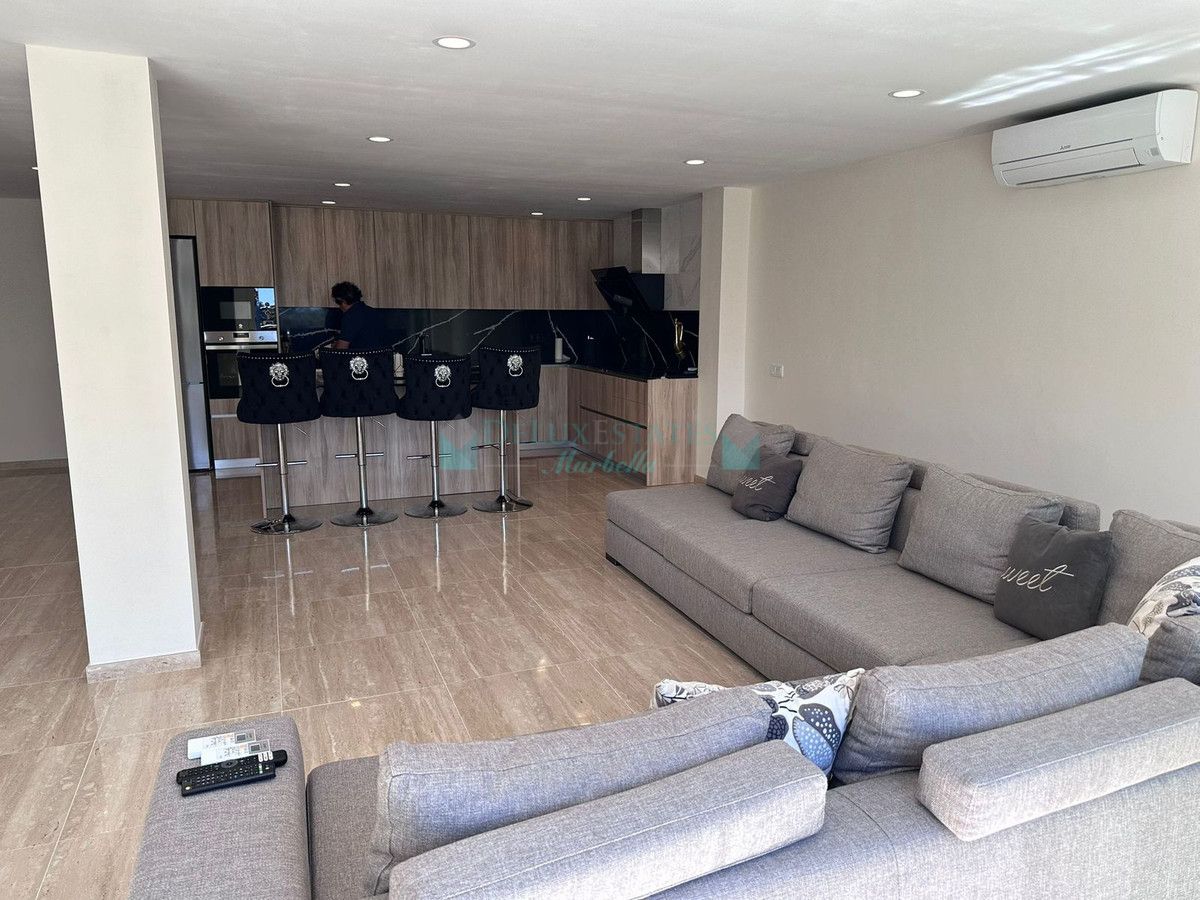 Villa for sale in Nueva Andalucia