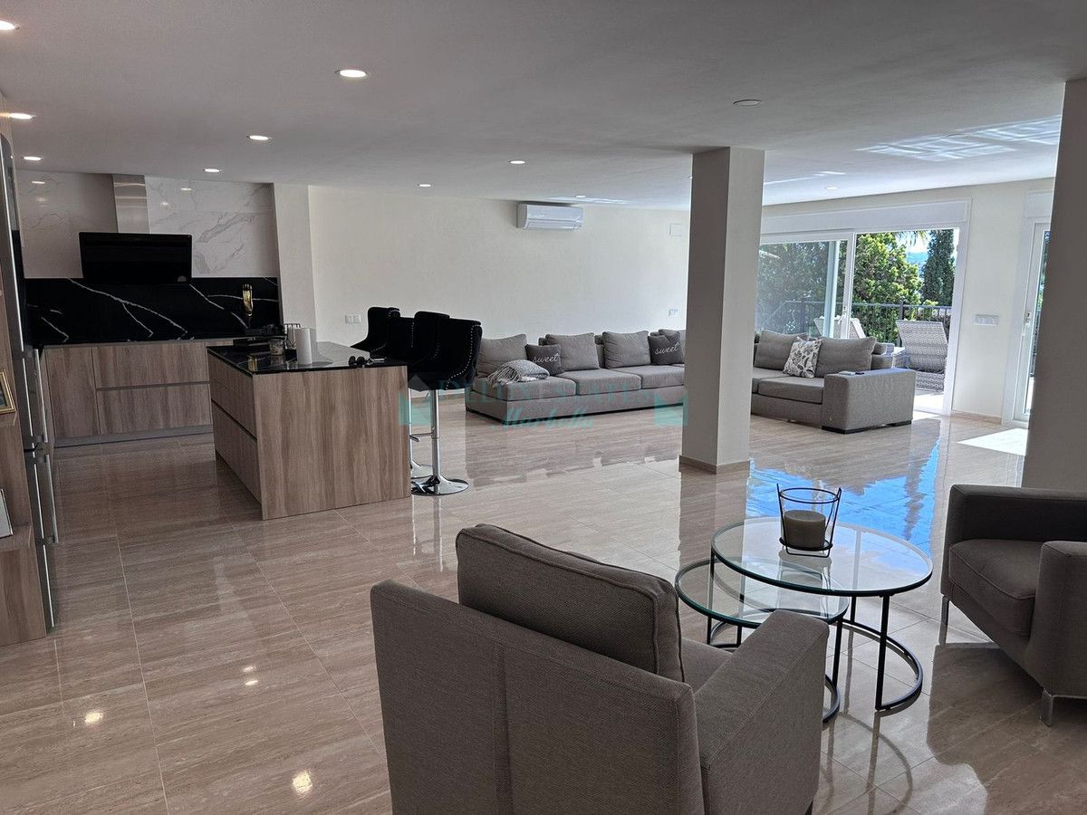 Villa for sale in Nueva Andalucia